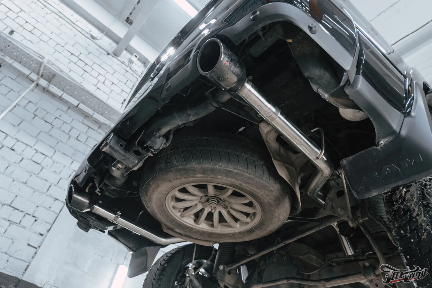 Установка модулей дальнего света Rigid, новая выхлопная система и химчистка салона для RAM 1500